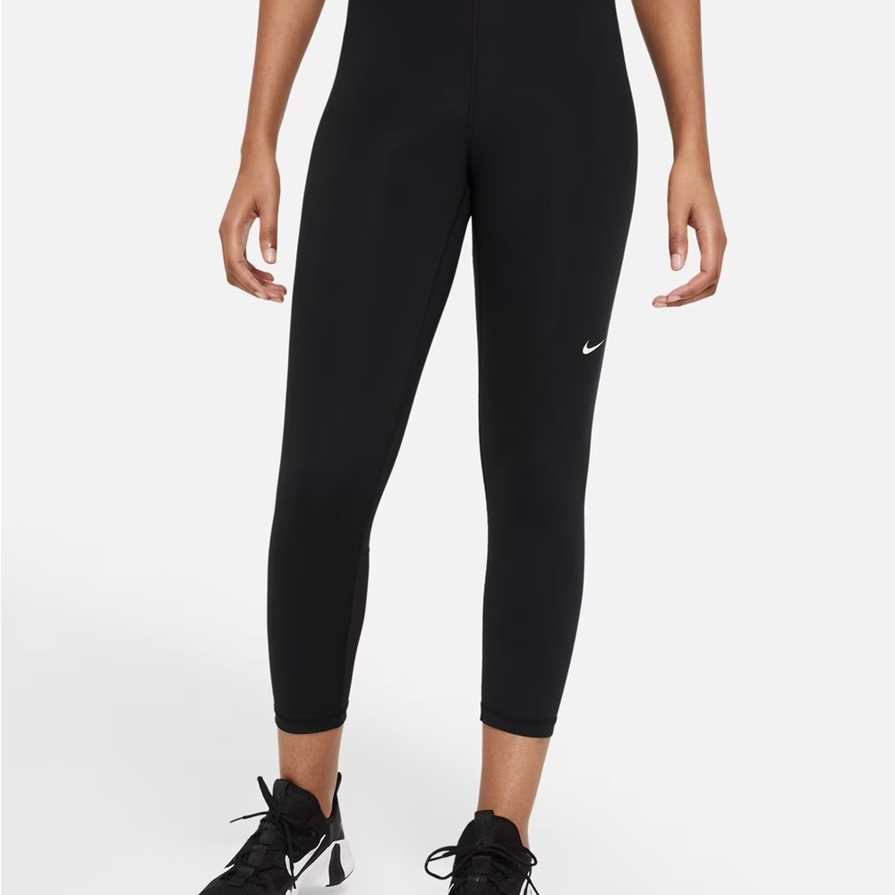 THE NIKE PRO
TIGHT FIT CAPRI
